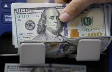 أسعار الدولار تقفز مجددا امام الدينار العراقي