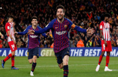 ميسي وسواريز يخطفان الفوز من اتلتيكو مدريد ويقربان برشلونة من الفوز باللقب