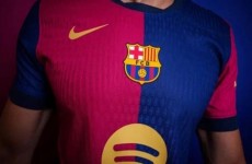 يامال ورونالدينيو وإنييستا بقميص برشلونة الجديد (صور)