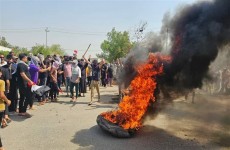 بالإطارات المحترقة.. احتجاجات تردي الخدمات تقطع شارع ناحية الحرية في النجف