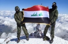 جنود عراقيون يتسلقون عاشر أعلى قمة جبلية في العالم (صور)
