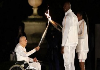 عجوز عمره 100 عام.. تشارلز كوست يسرق الأضواء في أولمبياد باريس