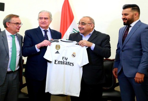 ريال مدريد الاسباني يهدي رئيس وزراء العراق قميصاً يحمل توقيع نجوم "الملكي"