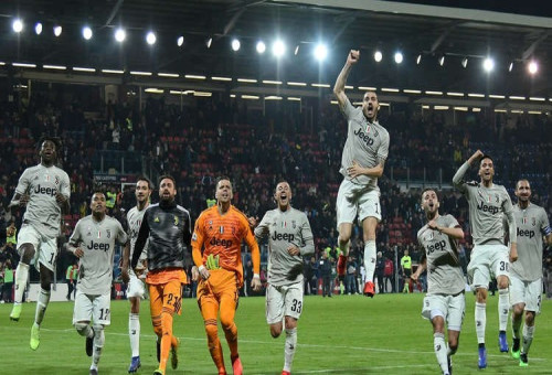 يوفنتوس يقترب من الظفر بلقب الدوري بعد الفوز على كالياري 2-0