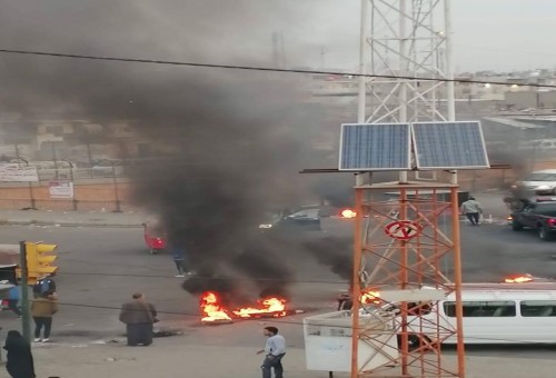 متظاهرون يغلقون ساحة الطيران وسط بغداد واصابة ستة اشخاص بحالات اختناق