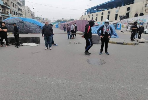 متظاهرون يغلقون مدخل التحرير من جهتي الرشيد وابو نؤاس