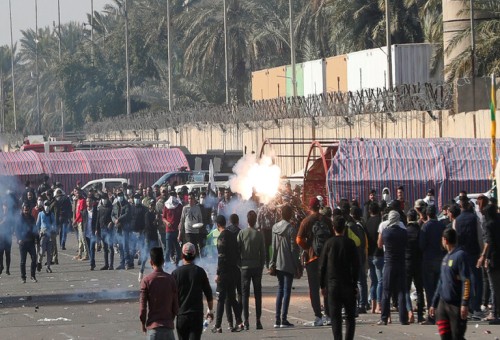 تقرير: تخفيض الإعانات المالية للدبلوماسيين الأمريكيين بالسفارة في بغداد