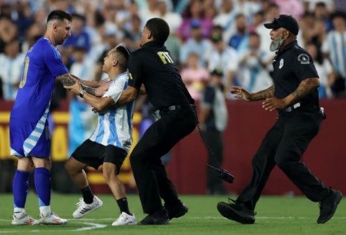 أمن الملعب ينقذ ميسي من مشجع اقتحم ودية الارجنتين وغواتيمالا (صور)
