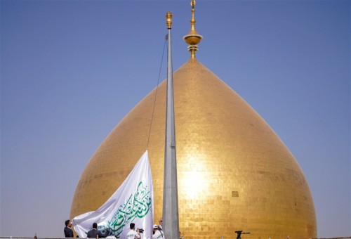 رفع راية عيد الغدير الاغر في صحن الإمام علي (ع) (صور)